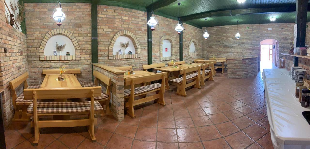 Penzion Vinařský dům PÁLAVA Strachotin Exterior foto
