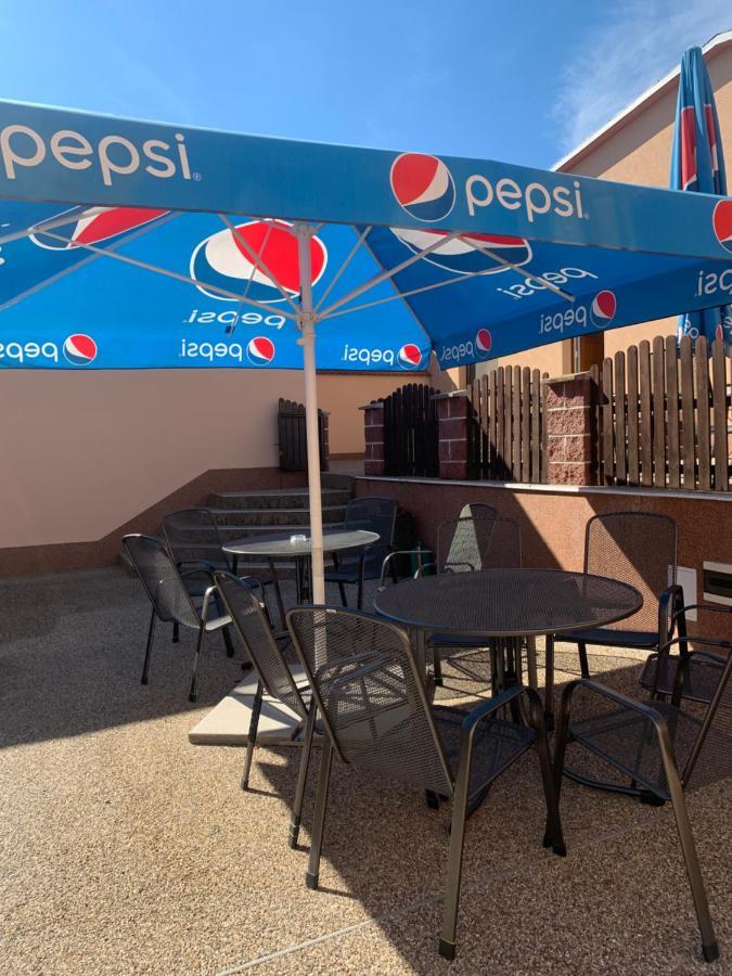 Penzion Vinařský dům PÁLAVA Strachotin Exterior foto