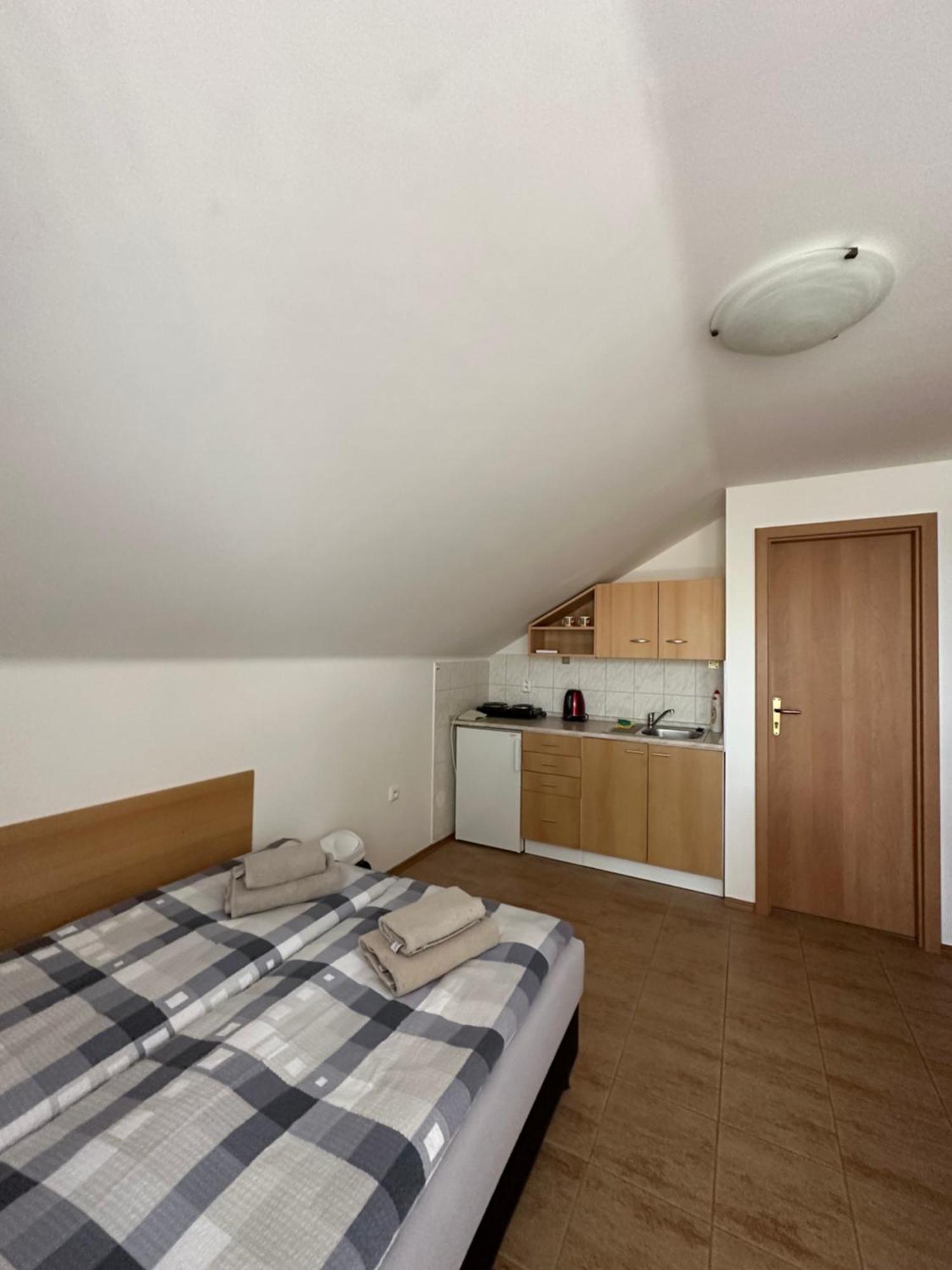 Penzion Vinařský dům PÁLAVA Strachotin Exterior foto