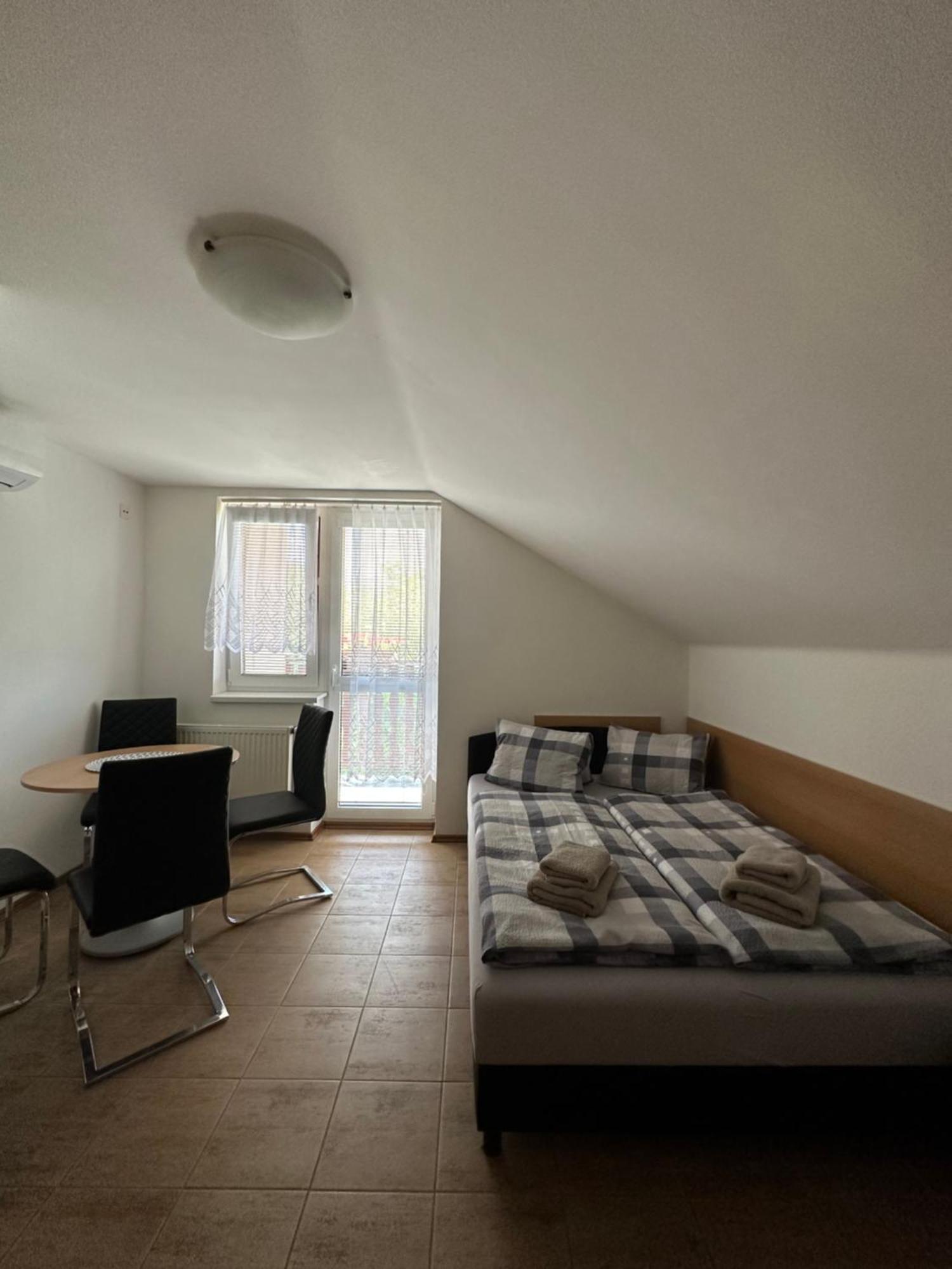 Penzion Vinařský dům PÁLAVA Strachotin Exterior foto